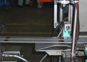 電材部品において、高粘度のプレス工作油を直線滴下方式にて使用中。